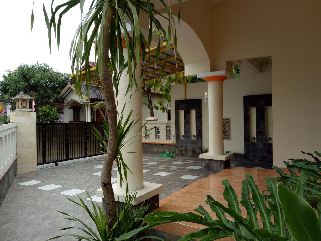 Nariska Suite Homestay Yogyakarta Exterior photo